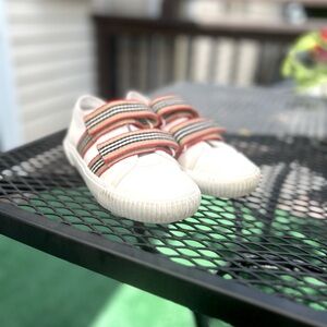 Burberry kids sneaker size 1 euro 32